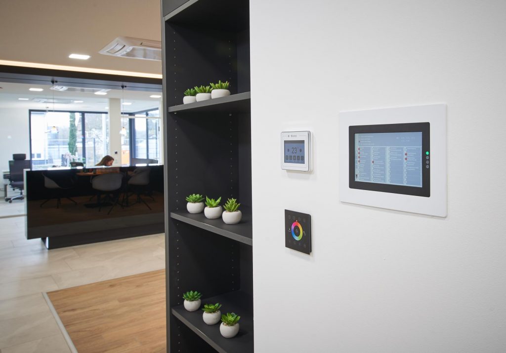 Thermostat, Richtregelung und Smarthome-Display Innenansicht Energietechnik Becker GmbH